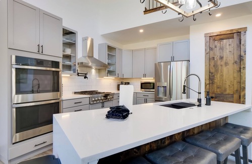 Blue River Cottage | Luxe Ski Escape! Breck Home w/Hot Tub & Game Room