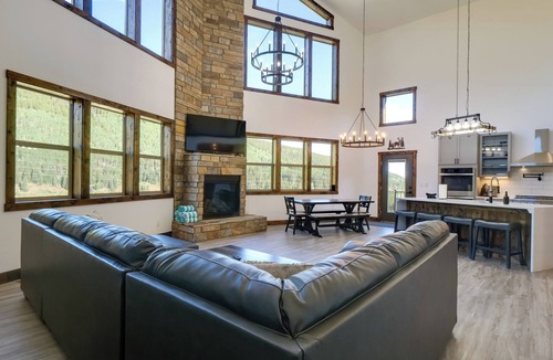 Blue River Cottage | Luxe Ski Escape! Breck Home w/Hot Tub & Game Room