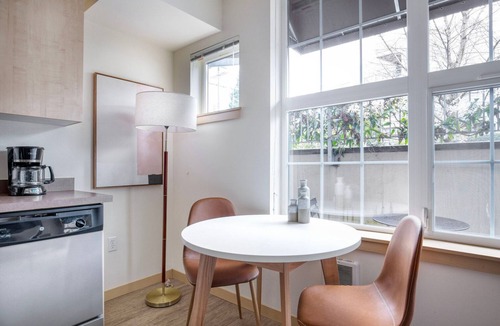 Wallingford Apartment | Luxe Wallingford Studio w/Pets & W/D, nr 99 & I-5, by Blueground