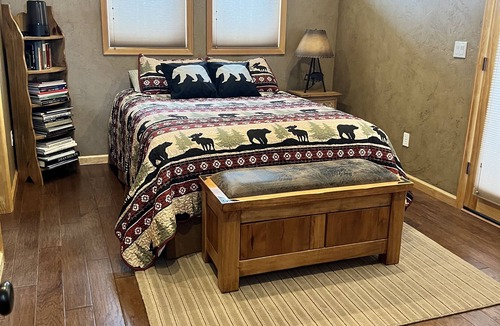 Mesa Cabin | Luxurious Cabin sleeps 6. Powderhorn Ski Resort .5 mile away, 10 min to lakes