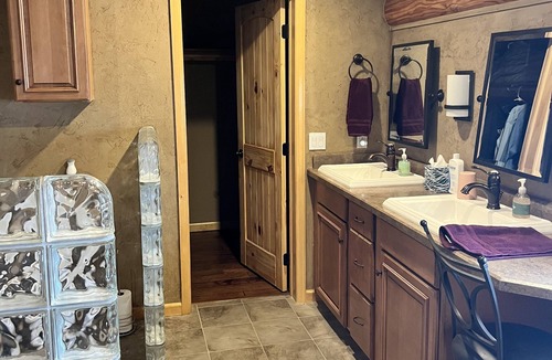 Mesa Cabin | Luxurious Cabin sleeps 6. Powderhorn Ski Resort .5 mile away, 10 min to lakes