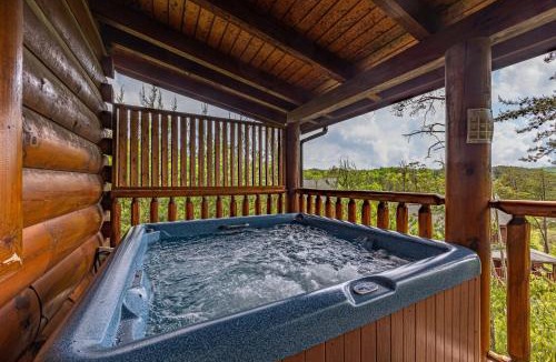 Sevierville House | Luxurious Log Cabin Nestled in the Great Smoky Mountains