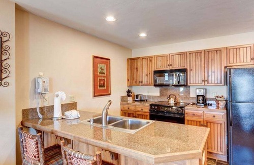 Christie Heights Condo | Luxury 1BR MTN Thunder ski-in condo w/hot tubs & pools - walk to & gondola!