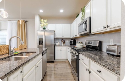 Gateway House | LUXURY 4BR + 2 CAR GARAGE RETREAT IN PRIME LOCATION.DENVER