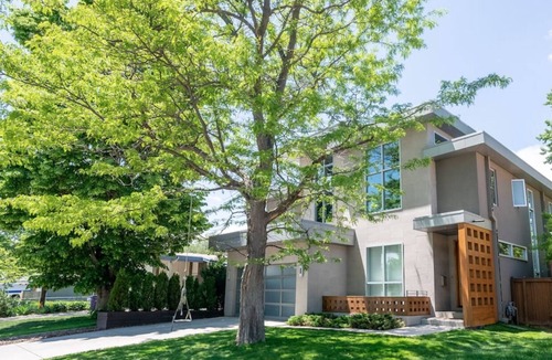 University Park House | Luxury Art House for Family Reunions with Pool Near DU & Red Rocks
