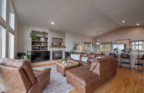 Shadow Mountain House | Luxury Evergreen Retreat · Fireplace · Mountain Views · 45 min Denver