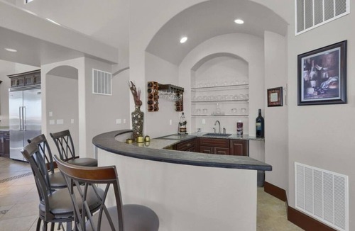 Parker Villa | Luxury Mansion Retreat, Sleeps 16+ ,Panoramic VIEWS 36 Acre Land .in the city .