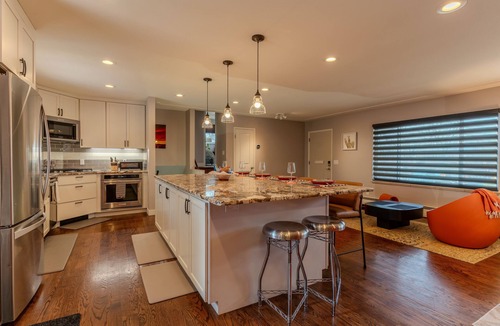 Scenic Heights House | Luxury Oasis Getaway, Hot Tub, Pet's and Park's