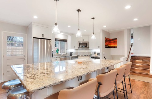 Scenic Heights House | Luxury Oasis Getaway, Hot Tub, Pet's and Park's