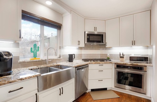 Scenic Heights House | Luxury Oasis Getaway, Hot Tub, Pet's and Park's