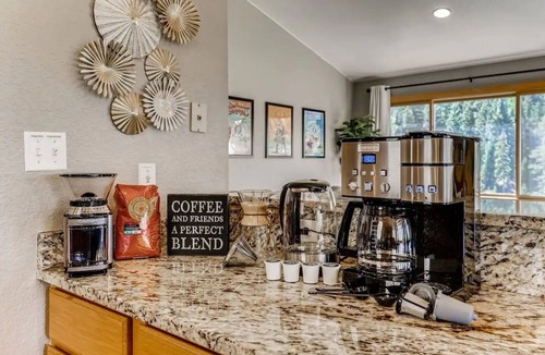 Morrison House | Luxury Red Rocks w/Firepit, BBQ & NEW Hottub