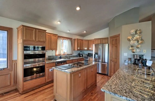 Morrison House | Luxury Red Rocks w/Firepit, BBQ & NEW Hottub