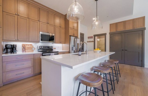 River Run Condo | Luxury Remodeled 2BR/3BA River Run Vaulted Ceilings Washer/Dryer Sleeps 8