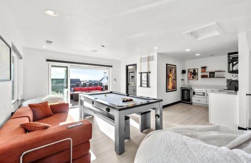 Aurora House | Luxury Retreat in Aurora CO