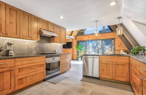 Manitou Springs Historic District House | Luxury Retreat | Hot Tub, Sauna, Gym | Manitou