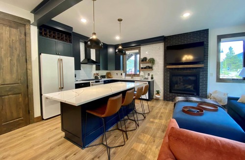Lakeside Village Condo | Luxury Ski Getaway |Private Hot Tub |Fireplace |King Suite |Minutes to Slopes |Steps to Free Shuttle