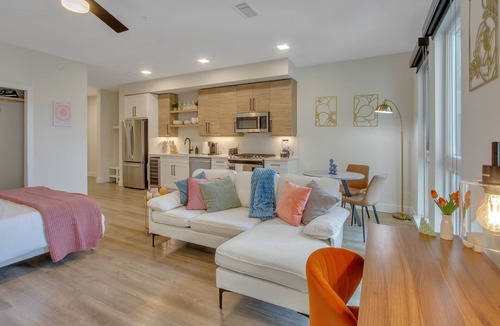 City Park West Apartment | Luxury Studio, Gym, Spa, Garage Parking, Safe 314