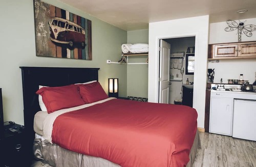 Crestone Cabin | Luxury Suite Rentals with Wi-Fi near Great Sand Dunes National Park