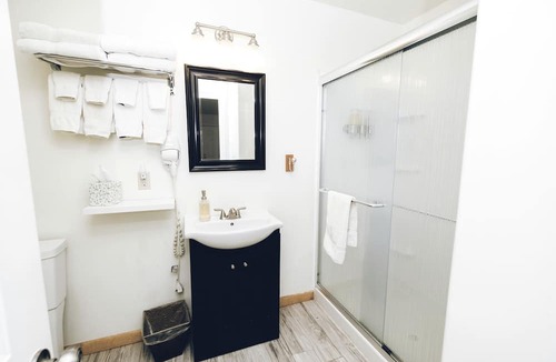 Crestone Cabin | Luxury Suite Rentals with Wi-Fi near Great Sand Dunes National Park