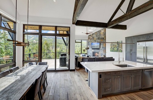 Peak 8 House | 🏆 LuxuryHome Private HotTub Private Gondola Access OXYGEN System StunningViews!