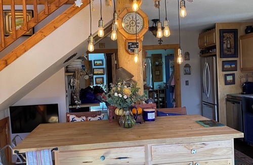 Twin Lakes House | Magical Artist Retreat