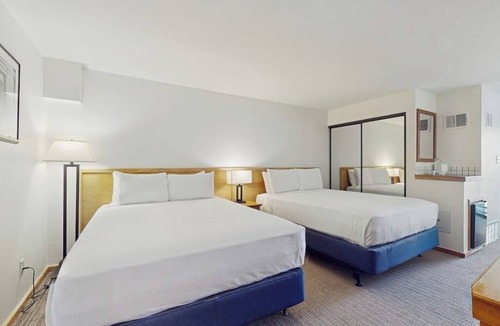 West End Cabin | Main Street studio - pool & hot tub - walk to lifts, dog-friendly, third floor