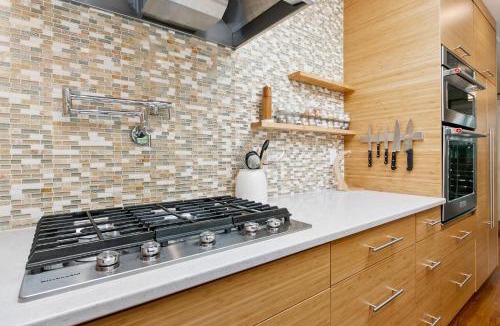 Martinez Park House | Maple Courtyard - Old Town with King Suite & Piano