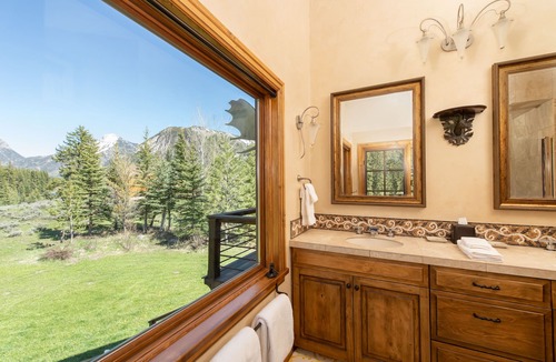 Carbondale House | Marble at its Finest! 5 STAR Mtn Chalet in the heart of the Rockies. Views, wifi