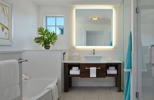 Historic Seaport Hotel | Marker Key West Harbor, Classic Queen Room, 3 Swimming Pools & Pet-friendly