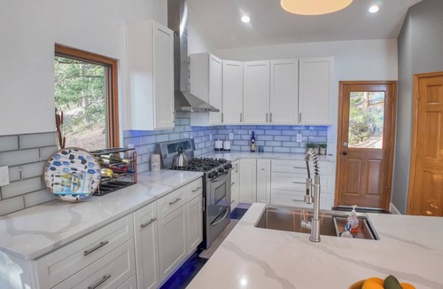 Kings Valley House | Marvelous 4-bedroom house with Hot Tub in Conifer perfect for your getaway