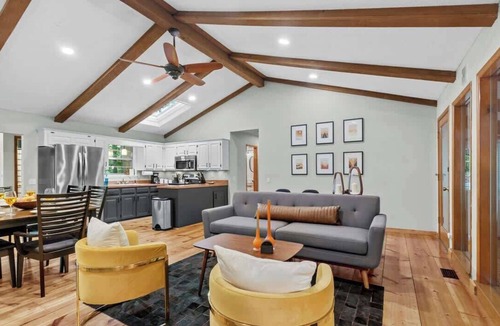Rogers House | MCM Lakehouse - Direct Lake Access - Sleeps 8