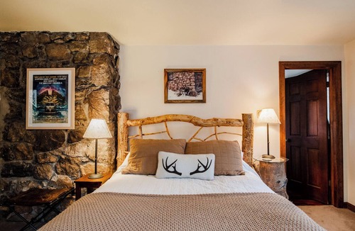 Pine Cabin | Meadow Creek Lodge: Historic Hillside Retreat