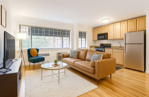 Hale Condo | MidMod 2bdrm with rooftop, walk to Rose Medical