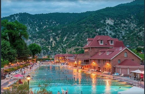 Glenwood Springs Villa | ★ Million Dollar ♟️ Chalet ⛷️ 🎣 Fish ✦ 🥾 Hike ✦ 🚣 Raft ✦ Near Downtown 🌌