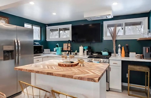 Glenwood Springs House | ★ Million Dollar Creekside Treehouse 🌌 ♨️ Hot Tub ✦ 🎣 Fish ✦ 🚣 Raft ⛰️ Springs