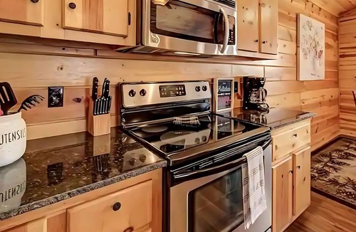 White Oak Lodge Apartment | Mins to DT Gatlinburg Hot Tub Community Pool
