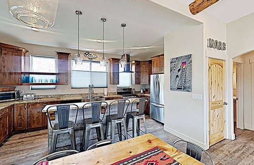 Moab South Valley Condo | Moab Village Luxury Retreat Gorgeous views, PVT Hot Tub, 3 STE, 3.5 BTH, 1.5 KT
