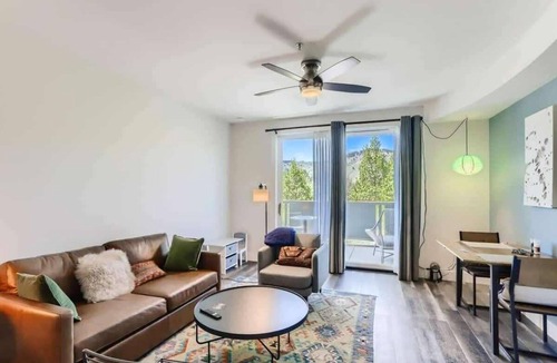 North Broadway - Holiday Condo | Modern 1 BDR Condo in Holiday Neighborhood