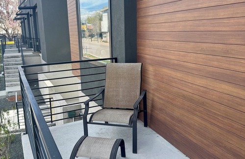 Berkeley House | Modern 2-bedroom townhouse with mountain views