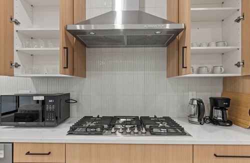 Northwest Bellevue Apartment | Modern 2BR Suite; Parking; Fast WIFI; Close to both Downtown Bellevue/Kirkland