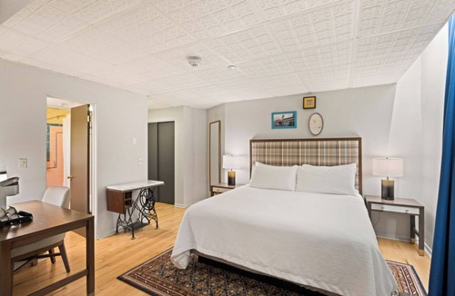 Glenwood Springs Hotel | Modern Colorado Stay Near Business District & Local Events