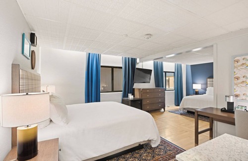 Glenwood Springs Hotel | Modern Colorado Stay Near Business District & Local Events