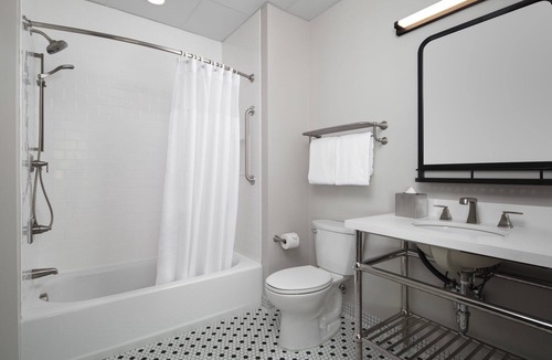 Glenwood Springs Hotel | Modern Colorado Stay Near Business District & Local Events