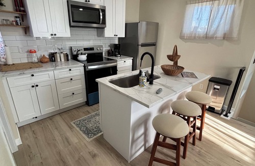 Lincoln Park House | Modern Denver Guesthouse in the Art District – Private Suites, Walk to Downtown