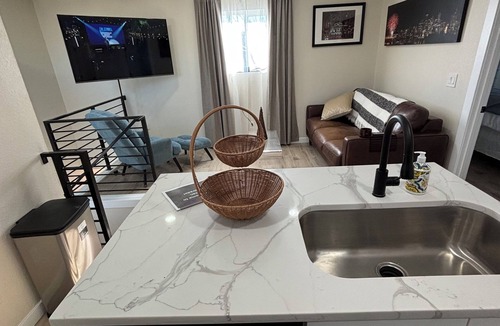 Lincoln Park House | Modern Denver Guesthouse in the Art District – Private Suites, Walk to Downtown
