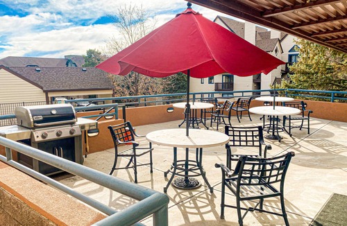 Greenwood Village Apartment | Modern DTC King Studio with Wet Bar, Pool, Light Rail