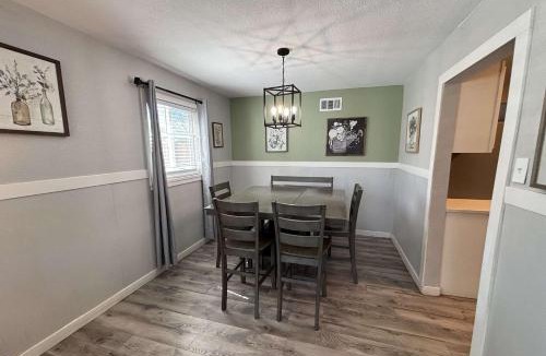 Jewell Heights - Hoffman Heights House | Modern Family Home with Three King Beds Near VA & Anschutz