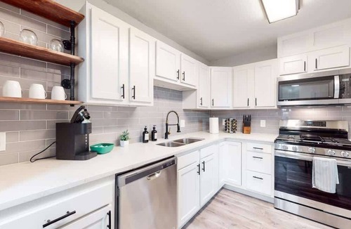 Jewell Heights - Hoffman Heights House | Modern Family Home with Three King Beds Near VA & Anschutz