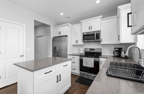 Aurora House | Modern Home w/2 Private Suites & Family-Friendly Amenities - Mins to DIA
