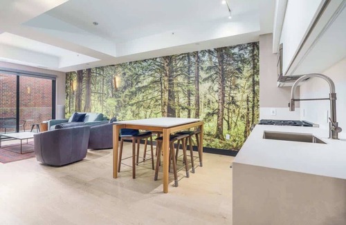 Berkeley Hotel | Modern & Luxe Flat on Trendy Tennyson Street